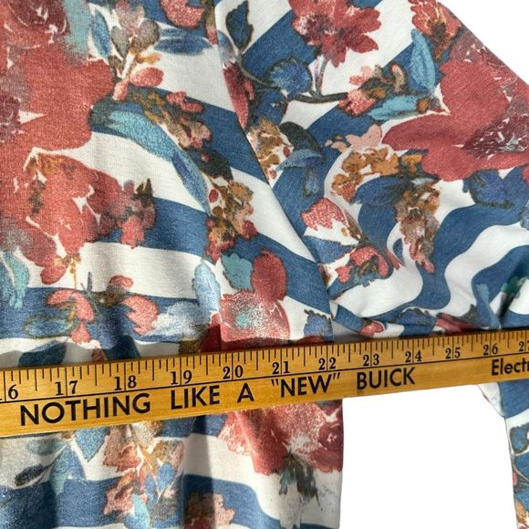 Moa Moa Plus Size 2X Blue & White Striped Floral Relaxed Fit Top Twist Hem EUC - Picture 10 of 12